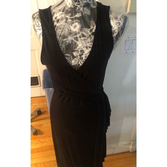 New York & Co medium -10 black sleeveless faux wrap w/ stretch & side shirring - Picture 2 of 12